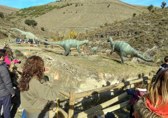 El parque ofrece en primavera la visita guiada en 4x4 y durante dos horas al yacimiento de Valdecevillo.