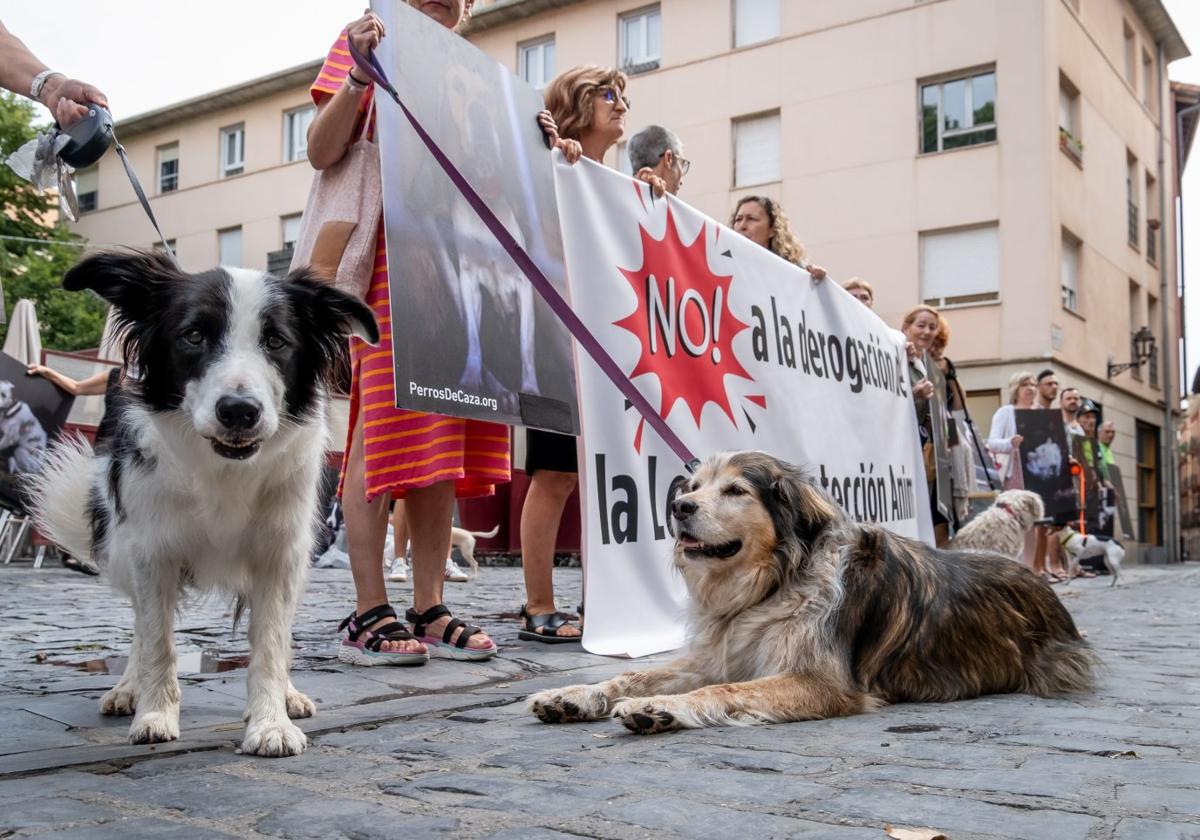 Protesta ante el Parlamento de La Rioja por la derogación de la ley animal autonómica en 2023.