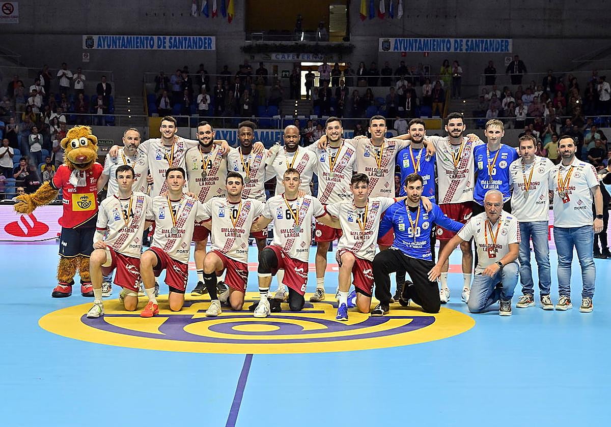 El Ciudad de Logroño de la temporada pasada posa con sus medallas de subcampeón de Copa del Rey en Santander
