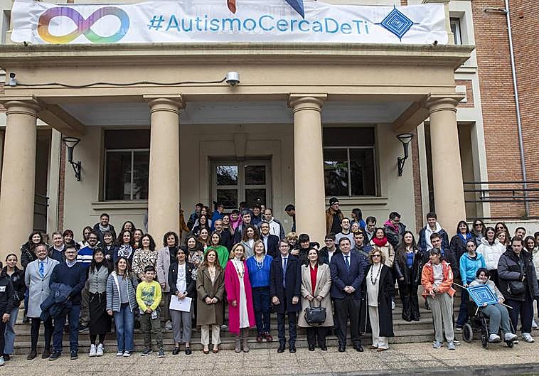 Foto de familia de los asistentes al acto.