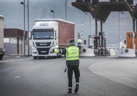 Un agente de la Guardia Civil de Tráfico, en un control rutinario de transporte.