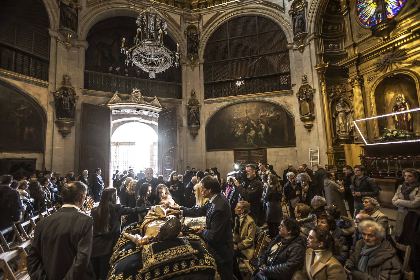 Limpieza y veneración del Cristo yacente