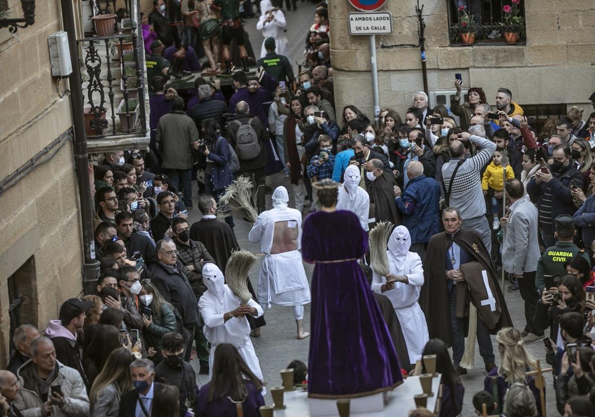 Los disciplinantes, vestidos de blanco, a su paso por las calles de San Vicente un año anterior.