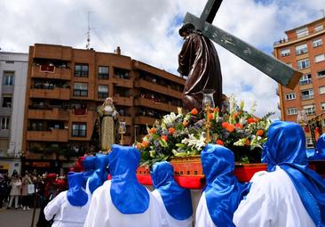 Procesión del Encuentro entre la Virgen Dolorosa y el Cristo de Medinaceli, en la glorieta del Ayuntamient.