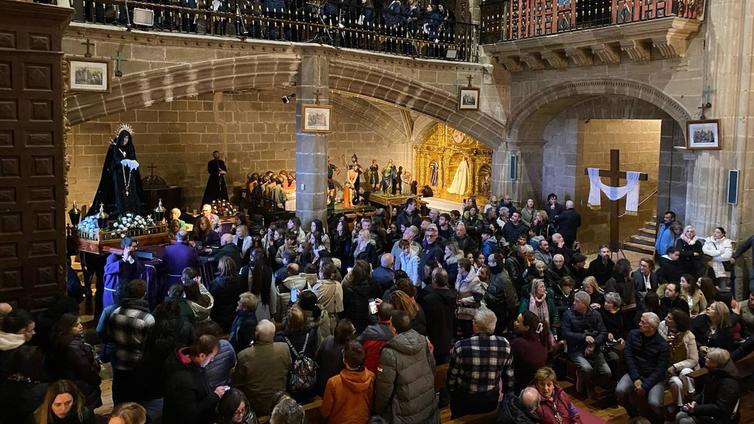 La lluvia obliga a los picaos a disciplinarse en la iglesia de San Vicente