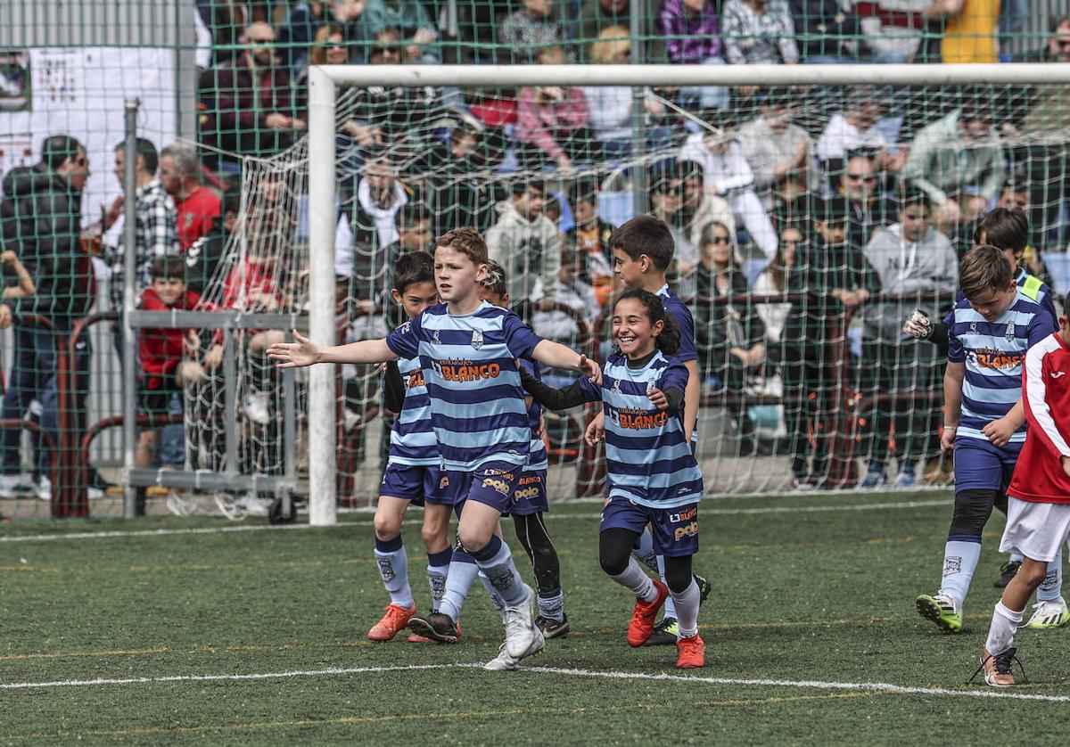 Los componentes del Salesianos celebran un gol.