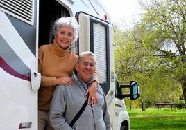 Isabel y Joaquín, en su autocaravana, ayer en el parque del Cidacos.