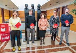 La vicerrectora Marian Martínez Calvo entre los ex alumnos Irene Ochoa, Jorge Martínez, María Díez y Diego Rodríguez.