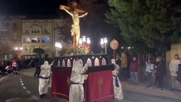 La Cofradía de la Santa Vera Cruz y de la Agrupación de Cornetas y Tambores de Haro procesionan en la ciudad jarrera