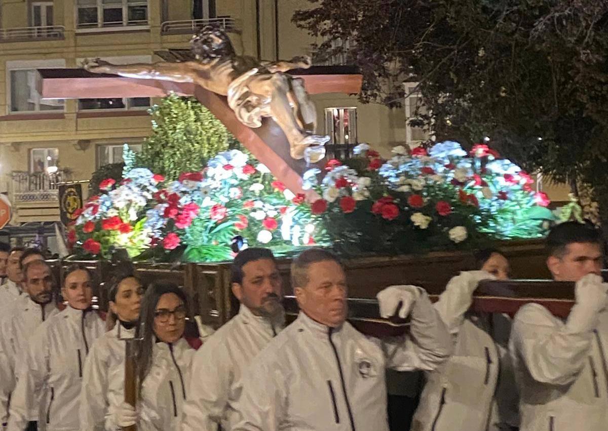 Imagen secundaria 1 - Haro acoge la procesión del Santo Entierro