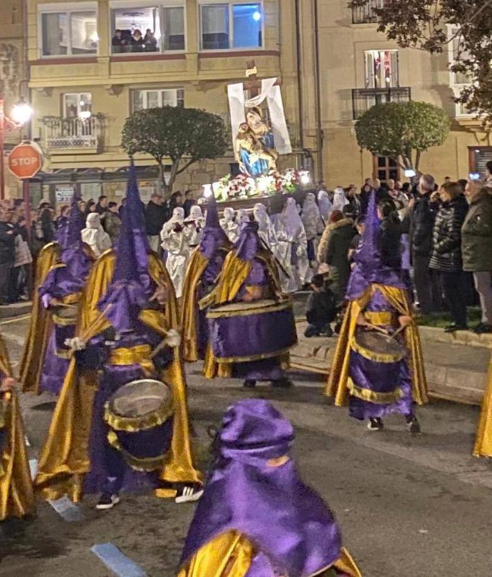 Imagen secundaria 2 - Haro acoge la procesión del Santo Entierro