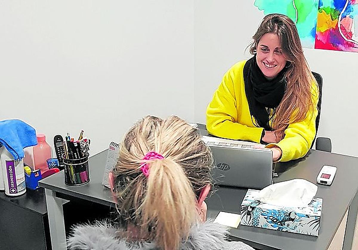 Una usuaria recibe apoyo de una psicóloga de Ardem.