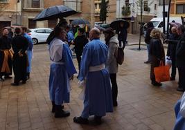 Los cofrades del paso de La Piedad y el Cristo de la Vera Cruz en la parroquia de San Andrés, a la espera de que deje de llover
