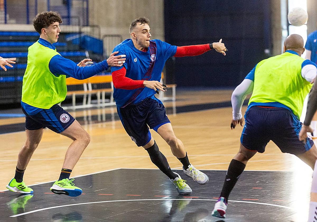 Edu Cadarso pasa el balón en un entrenamiento en el Palacio de los Deportes.
