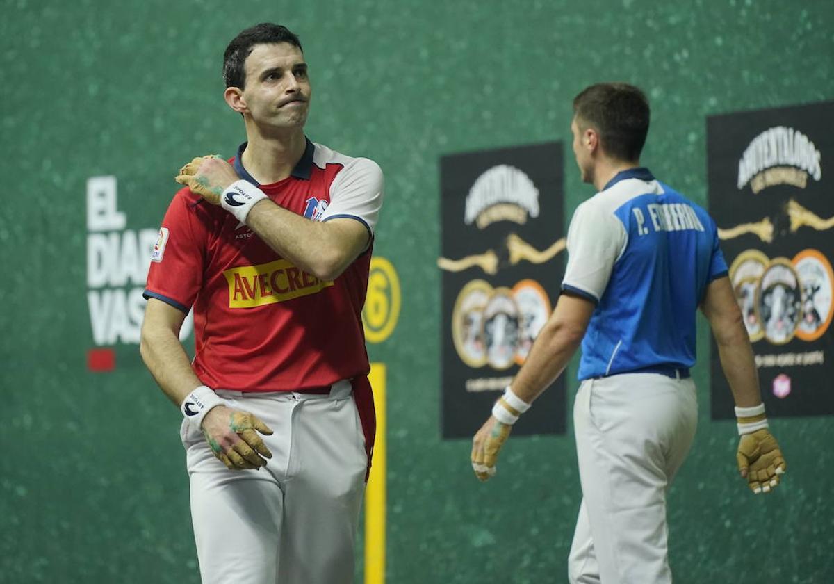 Altuna y Zabaleta se cruzan sobre la cancha del Ogueta, en uno de sus enfrentamientos en el Parejas.