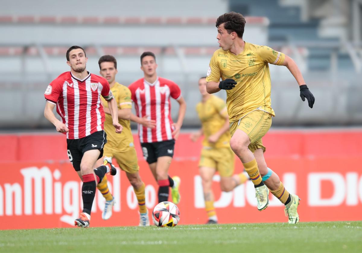 Oier Castillo dirige el balón.