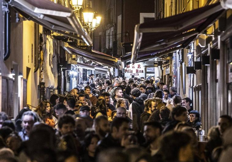 La calle Laurel, con mucho ambiente el pasado miércoles por la noche.