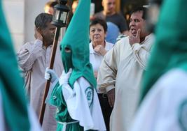 Dos inmigrantes observan con gesto de extrañeza un paso procesional en Logroño