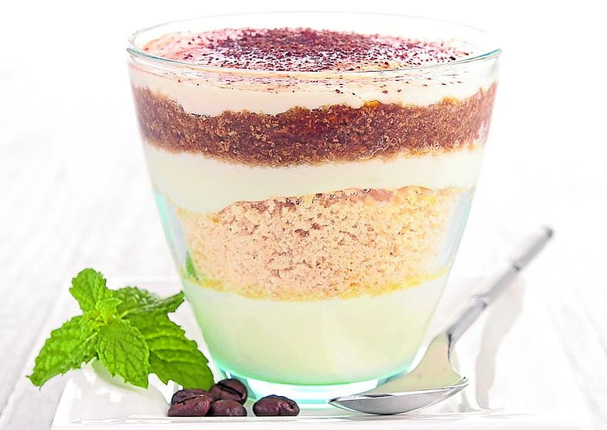 Imagen secundaria 1 - Izquierda, los más modernos presentan el tiramisú en taza o vaso bajo. Derecha, el cacao amargo, el café y el mascarpone representan la esencia del tiramisú italiano. 