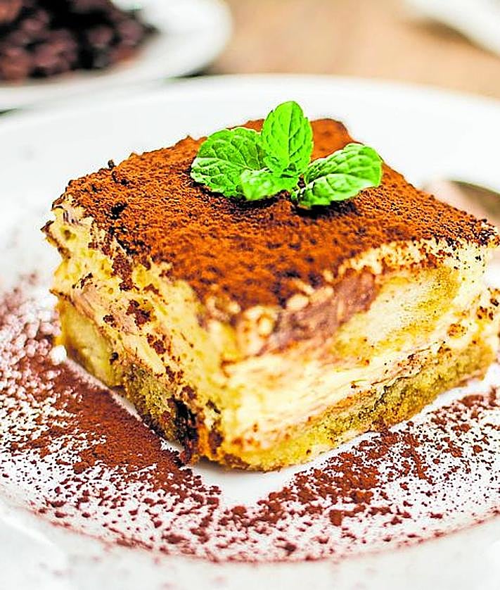 Imagen secundaria 2 - Izquierda, los más modernos presentan el tiramisú en taza o vaso bajo. Derecha, el cacao amargo, el café y el mascarpone representan la esencia del tiramisú italiano. 