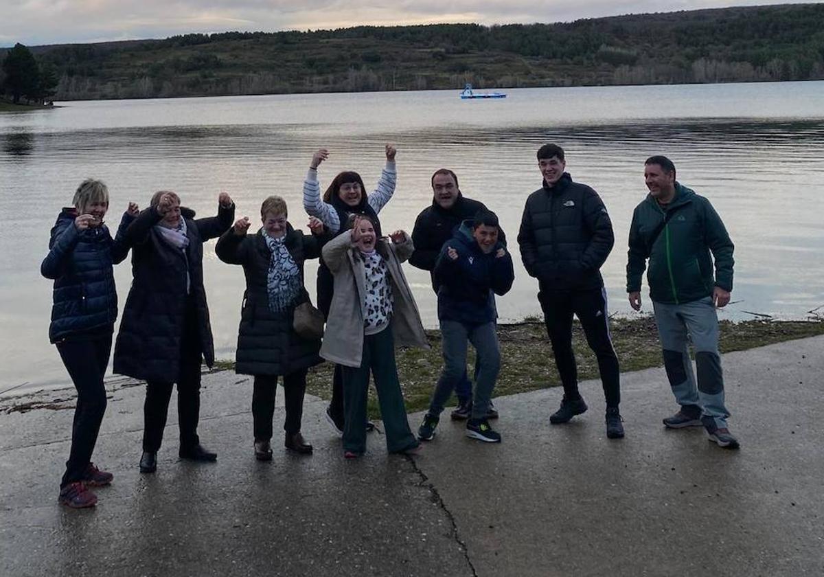 La familia Makibar posa en el embalse González Lacasa, a rebosar de agua, durante sus vacaciones de Semana Santa en La Rioja.