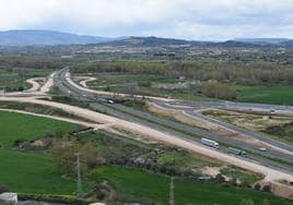 Vista panorámica de la infraestructura en construcción de la Ronda Sur en Villamediana, con la LR-250 cruzando la AP-68, y Lardero al fondo.