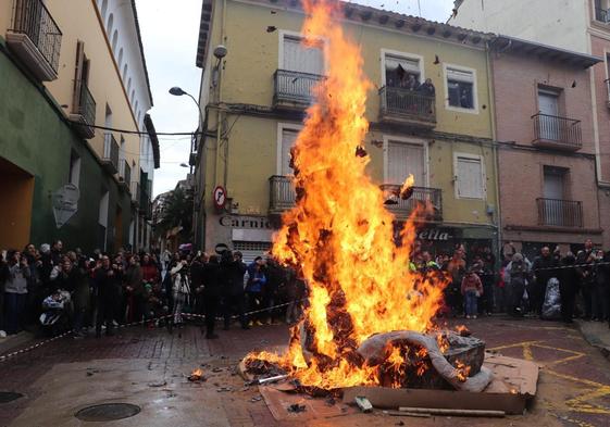 La enorme alegoría representada junto a la fuente de Neptuno inició la quema de la calle Tudela ante cientos de personas que siguieron la tradición.