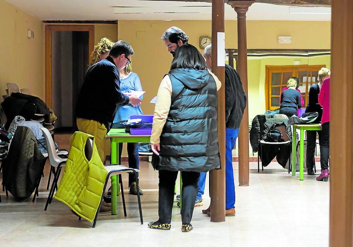 Imagen principal - Arriba recuento de los votos tras el referéndum celebrado en el año 2019. Abajo a la izquierda el acceso 'peatonal' al castillo. Abajo a la derecha una de las puertas de acceso al interior del recinto. 