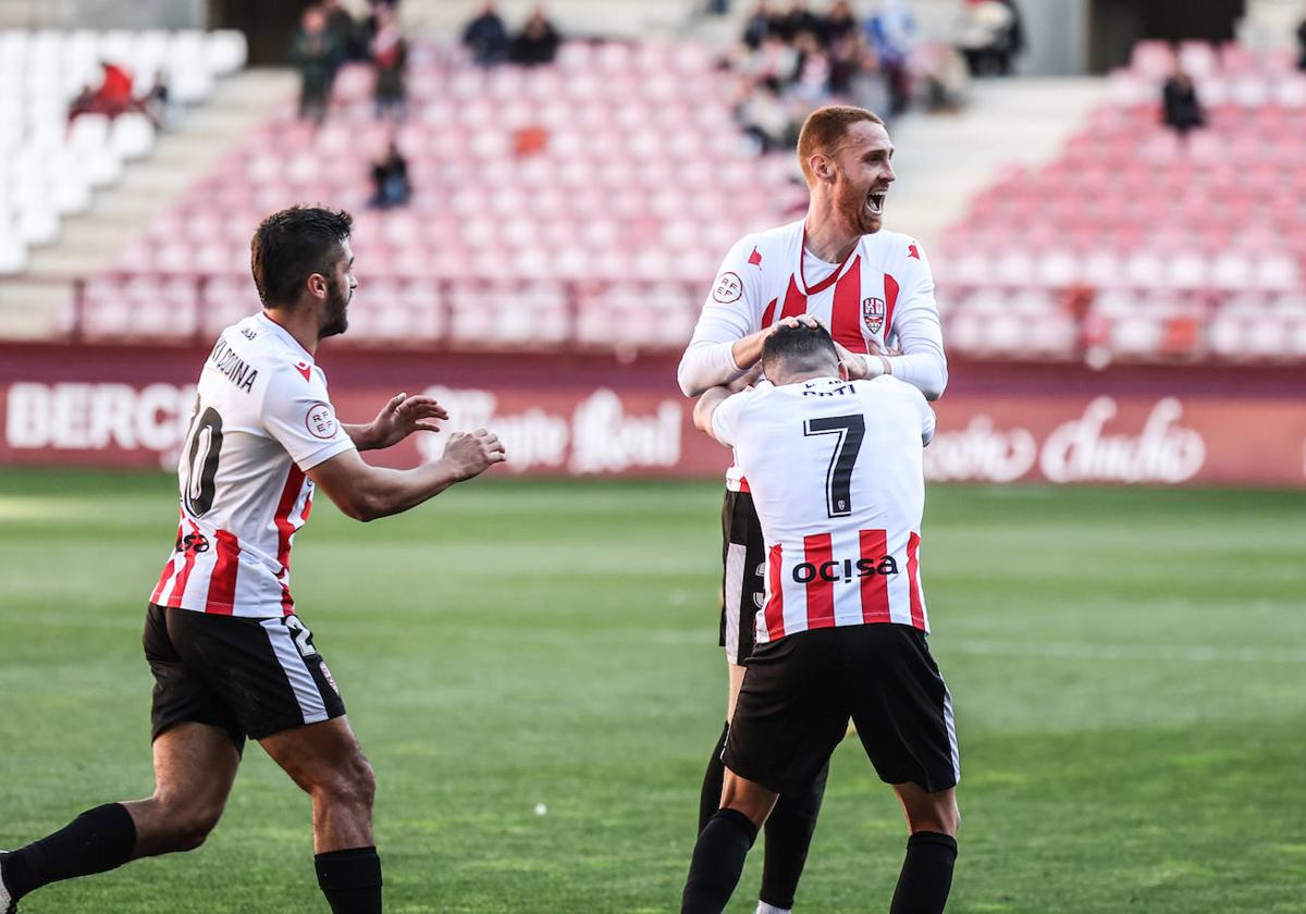 Asier Goti celebra el segundo gol con Julen Monreal, su autor.