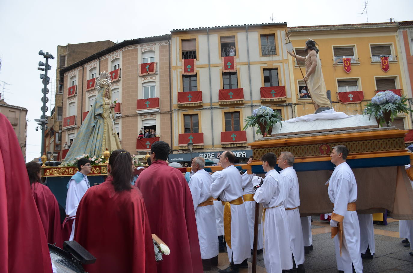 Las imágenes del encuentro entre la virgen Gloriosa y Cristo Resucitado en Calahorra