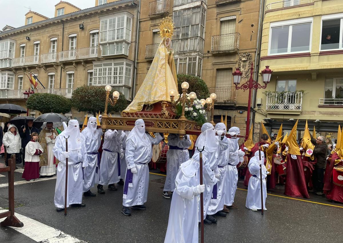 Imagen secundaria 1 - Procesión del Resucitado bajo la lluvia en Haro