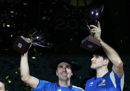 Peio Etxeberria y José Javier Zabaleta posan con sus trofeos de campeones.