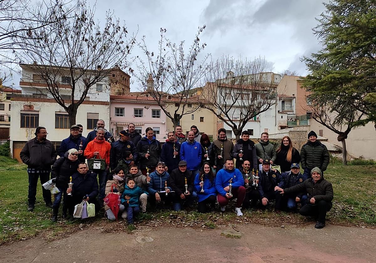 Los premiados, organizadores y jueces del concurso de canto de pájaros silvestres de Cervera.