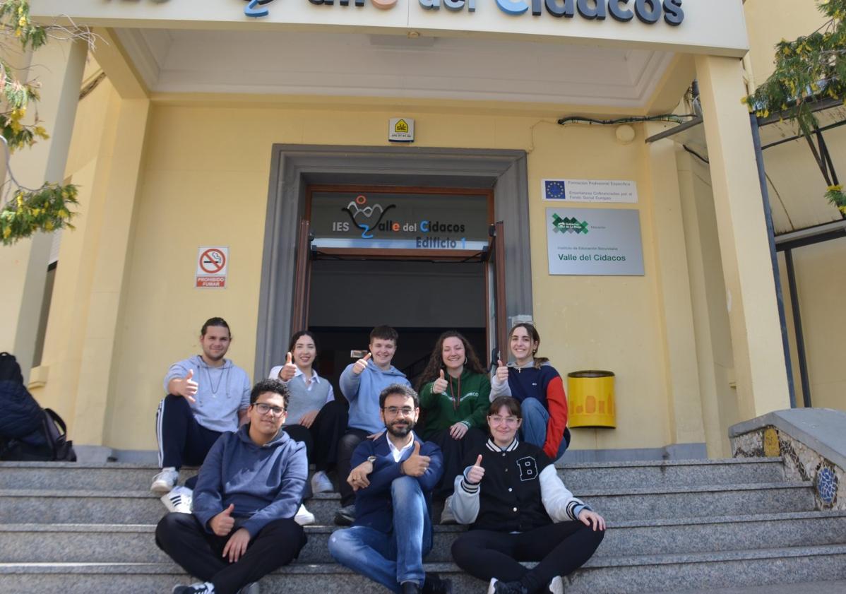 Imagen principal - Arriba Miguel, Wisal, Paula, Usúe, Alicia, Beral, el profesor Álvaro Márquez y Belén, en las escaleras de la entrada principal del IES Valle del Cidacos de Calahorra. Abajo a la izquierda la alumna Alicia Hita, después de la extracción de sangre. Abajo a la derecha extracción de sangre para la donación de médula en el instituto. 