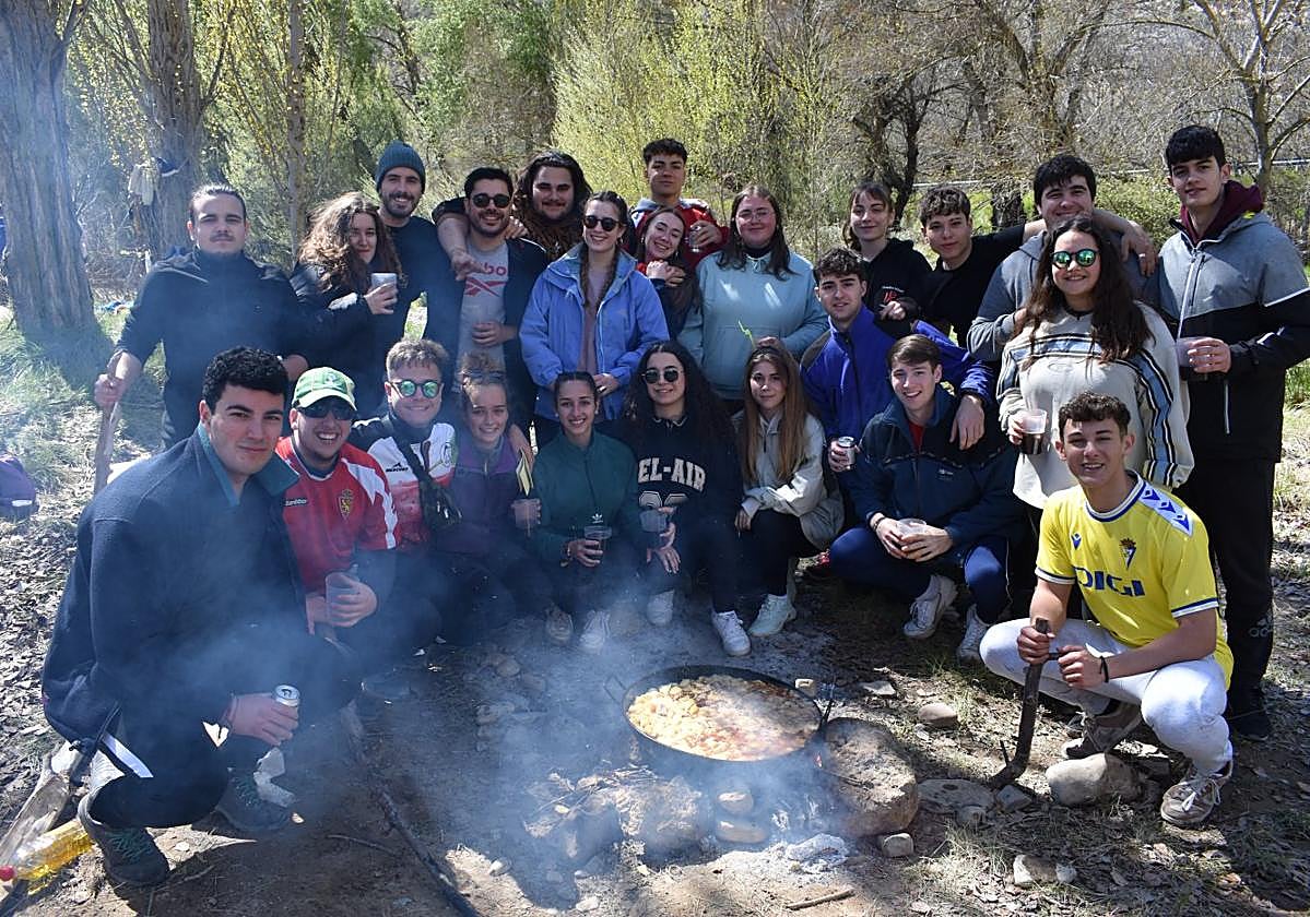 Una de las numerosas cuadrillas que llenaron este lunes el prado de Clunia, en la fiesta del agua de Cervera.