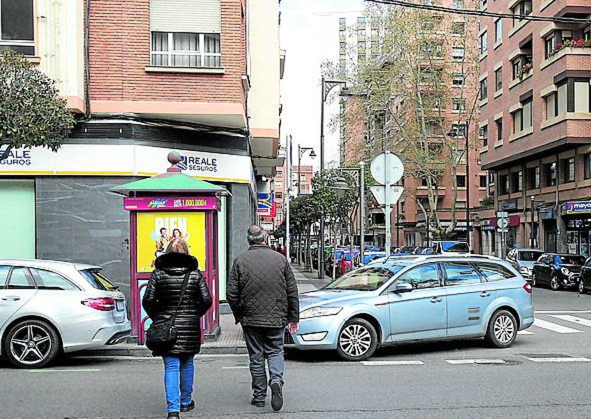 Imagen secundaria 1 - A la izquierda lugar donde se va a colocar un nuevo paso de peatones. A la derecha la acera del colegio Espartero forma parte del proyecto en marcha. 