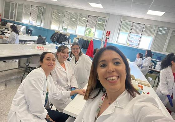 La profesora de Auxiliar de Enfermería del IES Valle del Cidacos, Sara López, con un grupo alumnas en el laboratorio del centro.