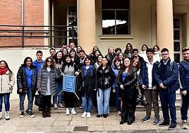 Foto de familia de trabajadores y usuarios de ARPAAutismo Rioja.