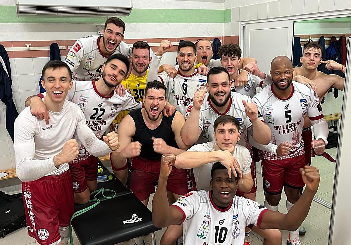 La plantilla del Logroño celebra en el vestuario el triunfo.
