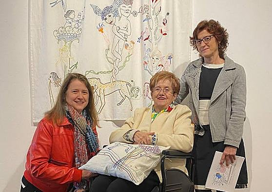 Dori Ruiz-Clavijo, con sus hijas, Dorita y Antonia, ante una de las piezas de la exposición.