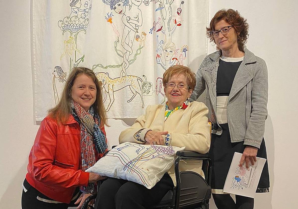 Dori Ruiz-Clavijo, con sus hijas, Dorita y Antonia, ante una de las piezas de la exposición.