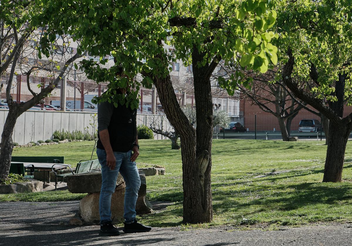 Esteban, el miércoles por la mañana en los jardines del edificio Salvatorianos, donde tiene su sede el centro de día de Proyecto Hombre La Rioja.