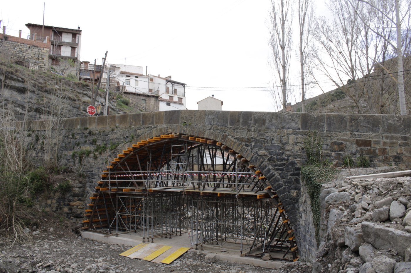 El puente medieval está ensillado en su totalidad para la reparación.