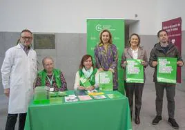 Miembros de la AECC y la consejera de Salud, María Martín.