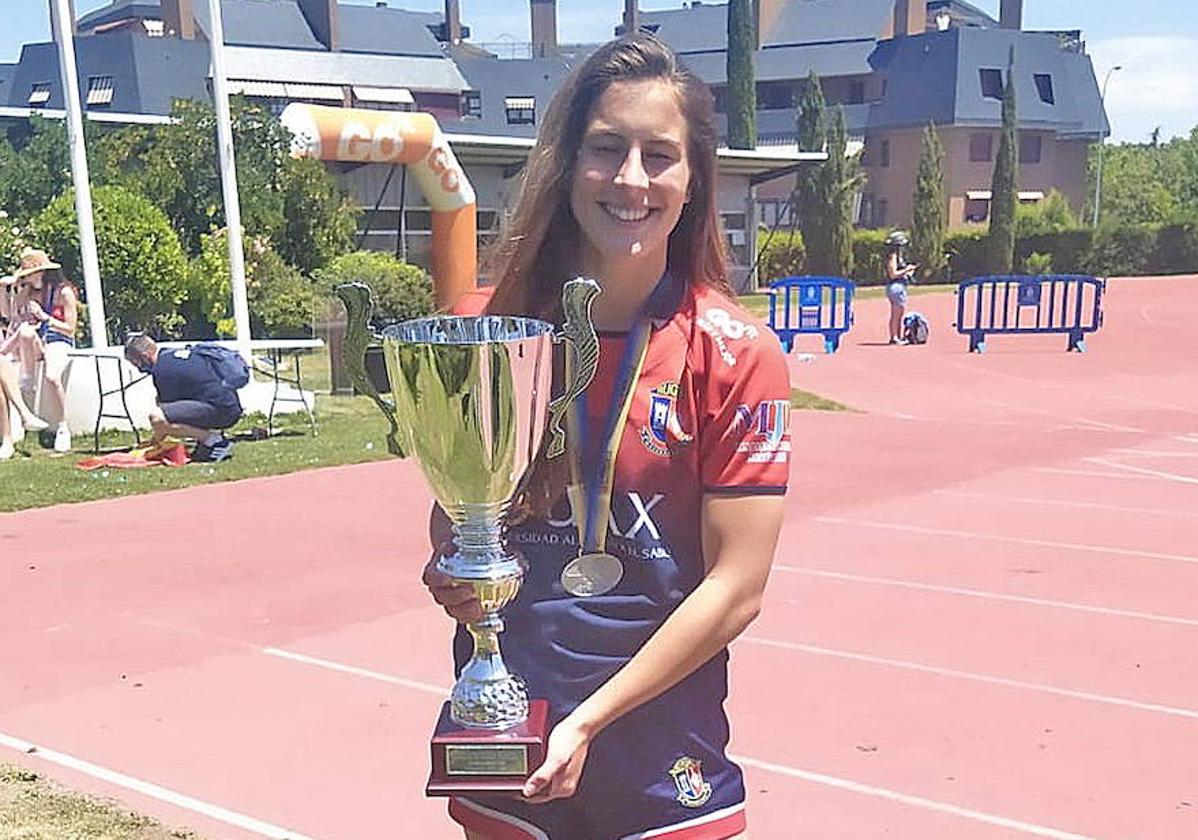 Marta Cantabrana posa con un trofeo