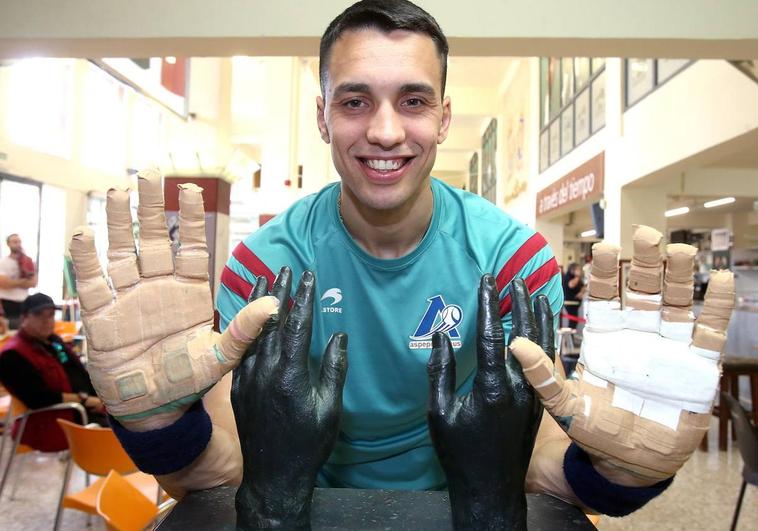 Javier Zabala muestra sus tacos antes de iniciar un entrenamiento.