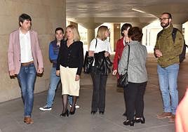 Luis Alonso, con chaqueta rosa, entra a la última asamblea de la agrupación socialista de Logroño