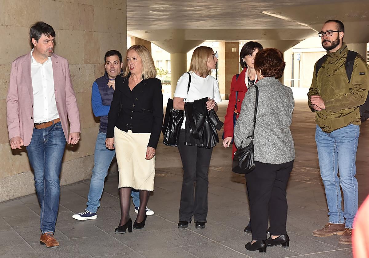 Luis Alonso, con chaqueta rosa, entra a la última asamblea de la agrupación socialista de Logroño
