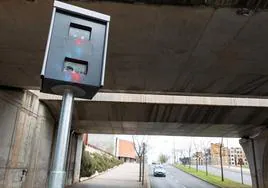 El radar de la calle Clavijo, que ha multado casi tanto como los de la circunvalación, con el Palacio de los Deportes al fondo.