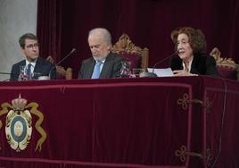 Carmen Iglesias pronuncia su discurso ante la mirada del presidente de La Rioja, Gonzalo Capellán, y del director del RAE, Santiago Muñoz Machado
